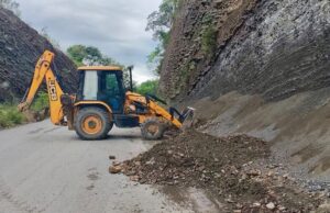 Despliega Sipdus maquinaria en la Sierra y Huasteca para retirar derrumbes y liberar carreteras
