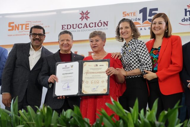 261026_ENTREGA DE RECONOCIMIENTOS POR AÑOS DE SERVICIO A PERSONAL DE APOYO Y ASISTENCIA A LA EDUCACIÓN.JPG
