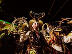 Llegan los cuernudos de Calnali al 54.º Festival Internacional Cervantino con pasacalles tradicional