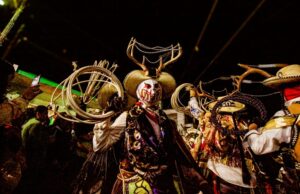 Llegan los cuernudos de Calnali al 54.º Festival Internacional Cervantino con pasacalles tradicional