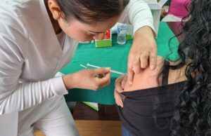 Eleva Salud Hidalgo metas de inmunización para el invierno: aumentan 89% dosis contra COVID-19